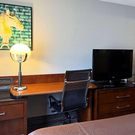 Travelodge By Wyndham Bloomington Bagian luar foto