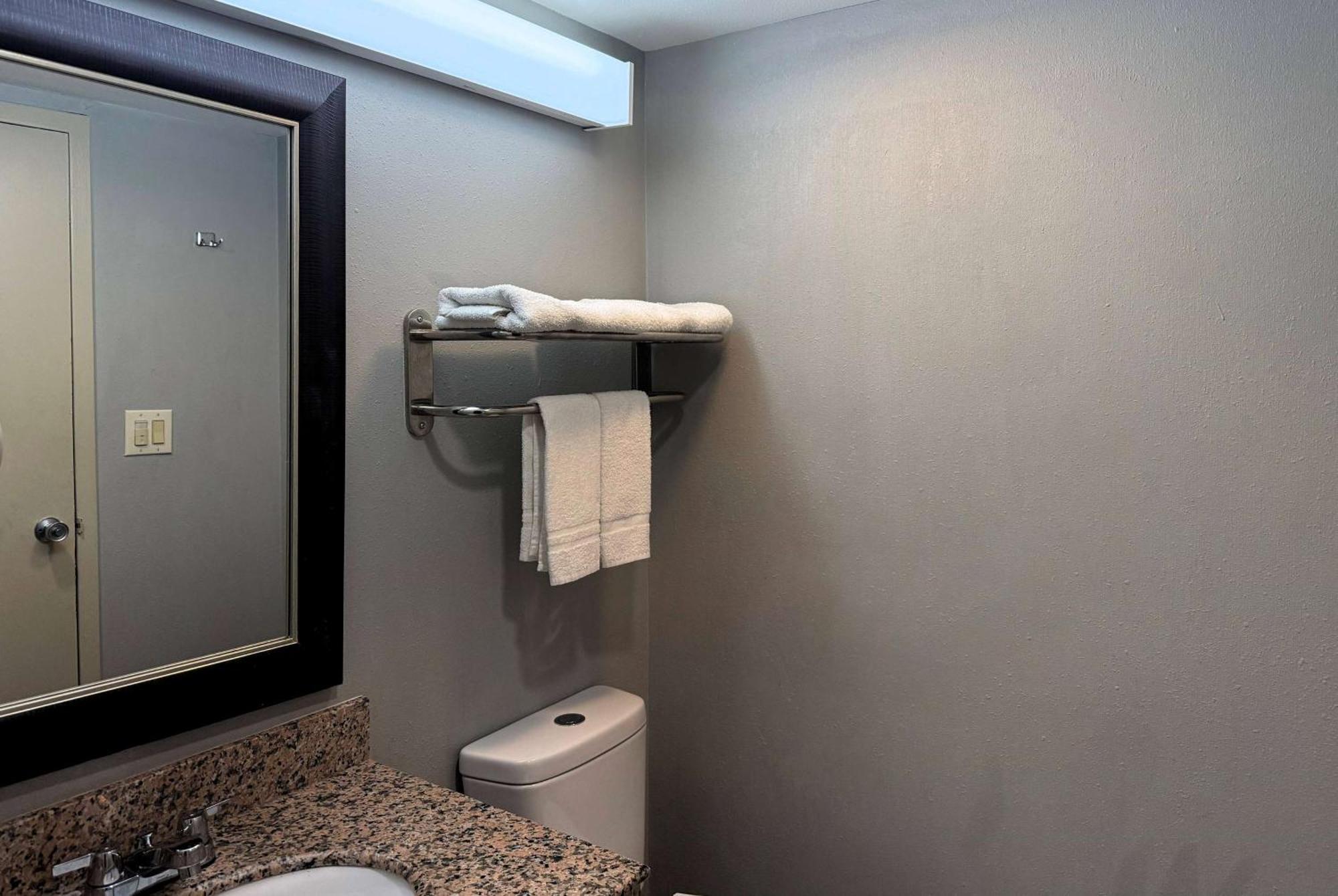 Travelodge By Wyndham Bloomington Bagian luar foto