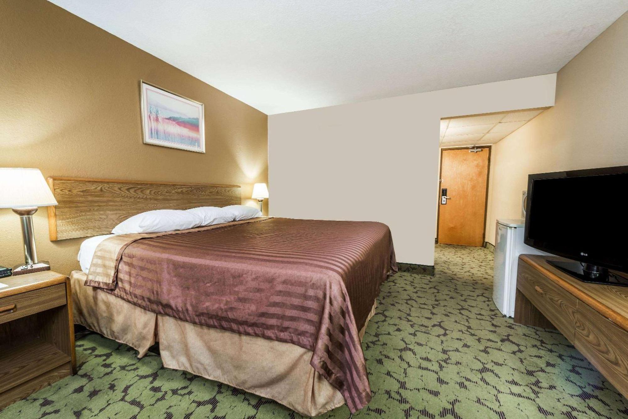 Travelodge By Wyndham Bloomington Bagian luar foto