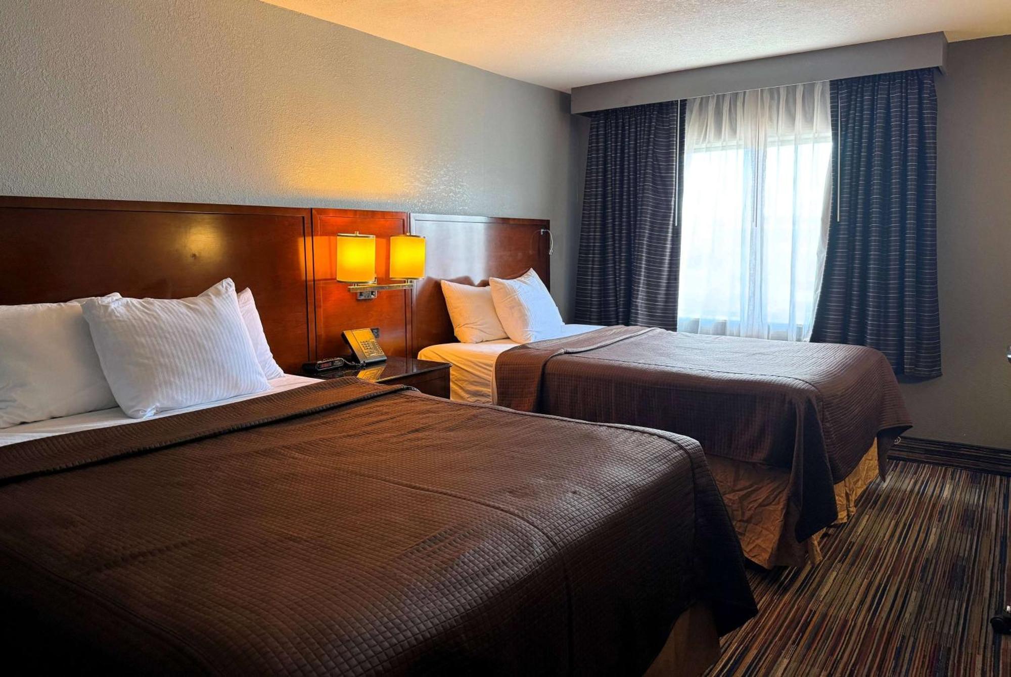 Travelodge By Wyndham Bloomington Bagian luar foto