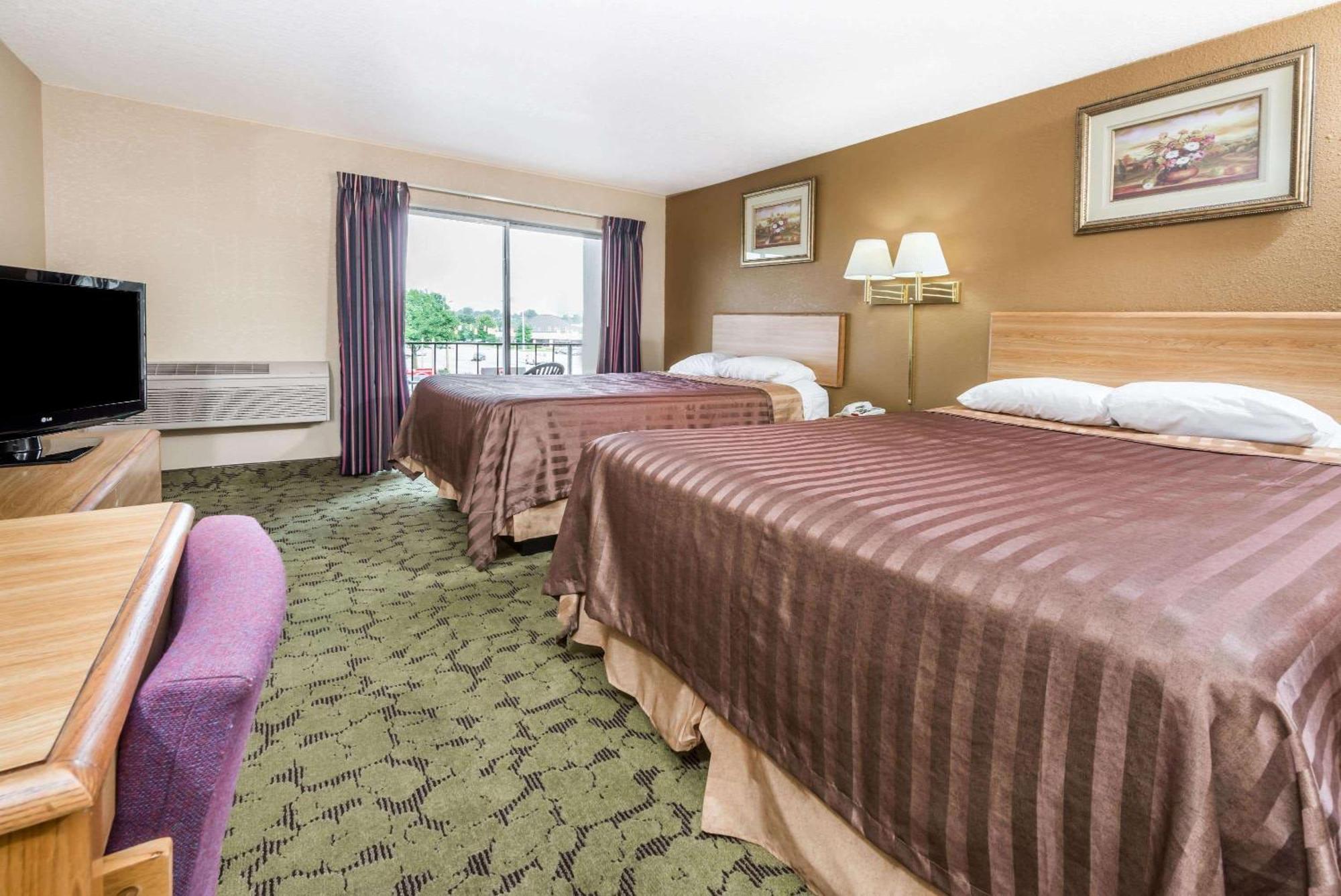 Travelodge By Wyndham Bloomington Bagian luar foto